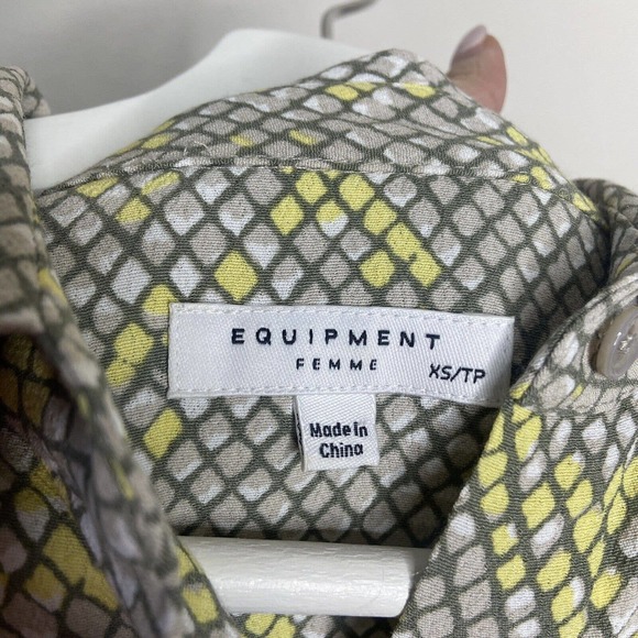 Equipment Femme Reptile Print Button up Blouse Sz XS - Picture 9 of 9